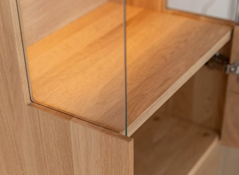 Beleuchtete Hängevitrine aus massiver Eiche mit Hirnholz | Vitrine Tirano III mit Rückwand in grober Holzstruktur