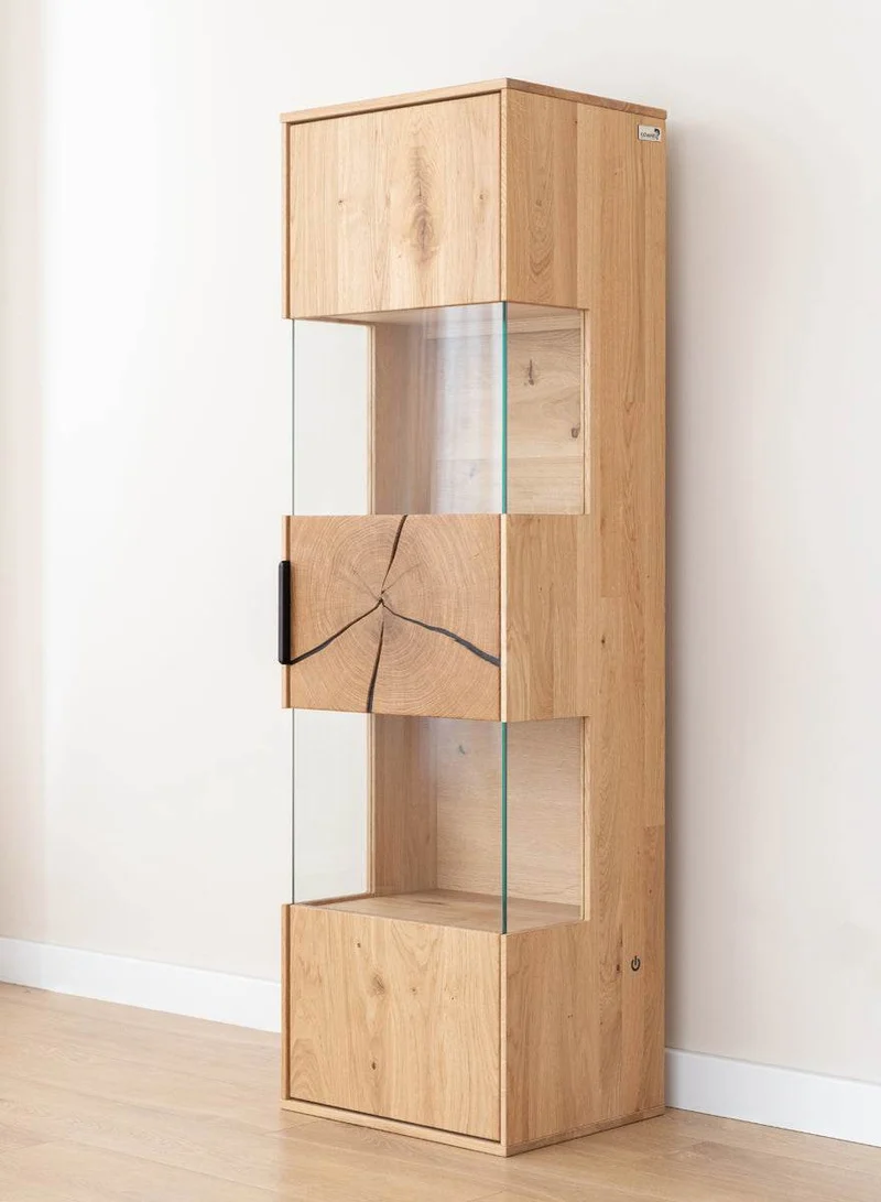 Beleuchtete Hängevitrine aus massiver Eiche mit Hirnholz | Vitrine Tirano III mit Rückwand in grober Holzstruktur