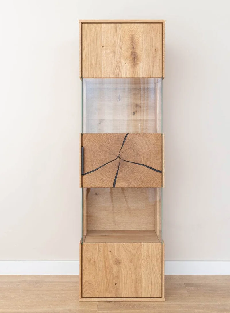 Beleuchtete Hängevitrine aus massiver Eiche mit Hirnholz | Vitrine Tirano III mit Rückwand in grober Holzstruktur