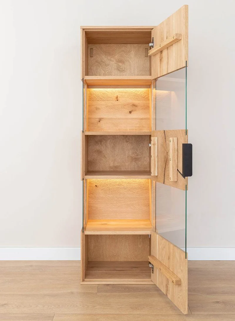 Beleuchtete Hängevitrine aus massiver Eiche mit Hirnholz | Vitrine Tirano III mit Rückwand in grober Holzstruktur
