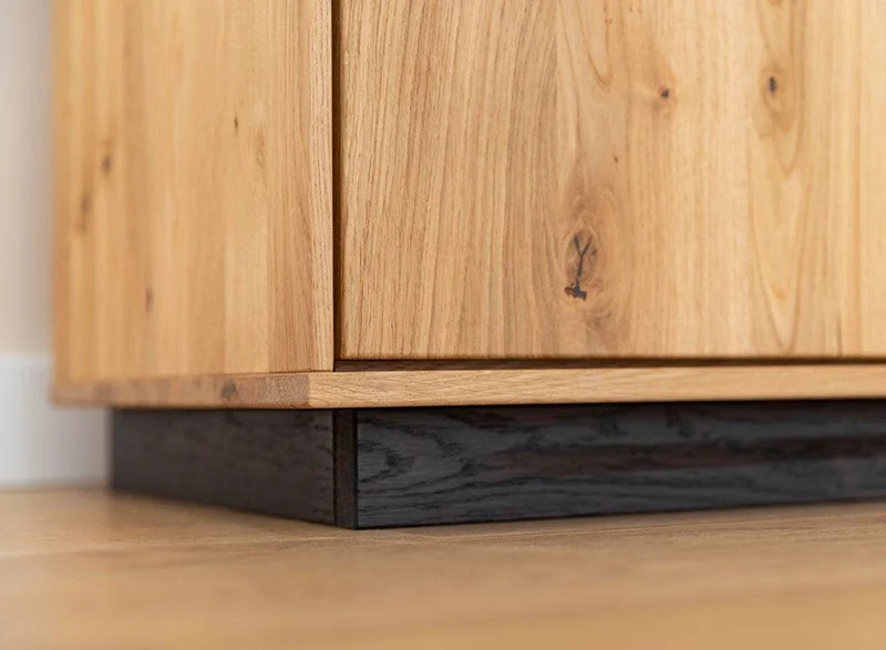 Beleuchtete Hängekommode aus massiver Eiche mit Lamellen | TV-Board Tirano II mit Schaukasten und grober Holzstruktur