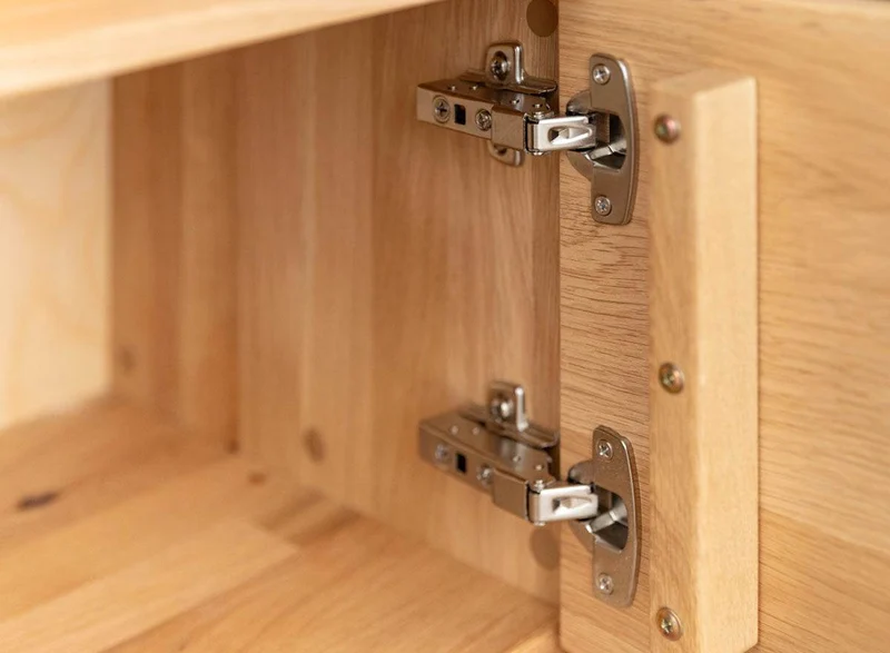 Beleuchtete Hängekommode aus massiver Eiche mit Lamellen | TV-Board Tirano II mit Schaukasten und grober Holzstruktur