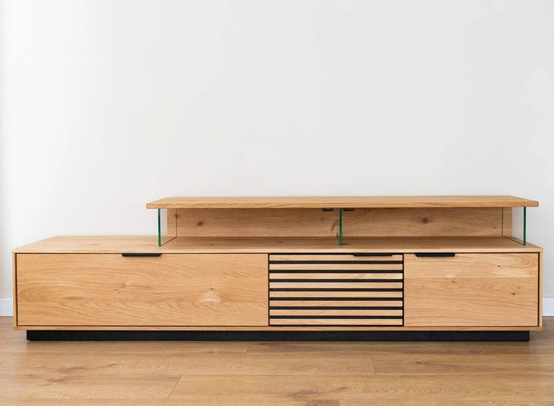 Beleuchtete Hängekommode aus massiver Eiche mit Lamellen | TV-Board Tirano II mit Schaukasten und grober Holzstruktur