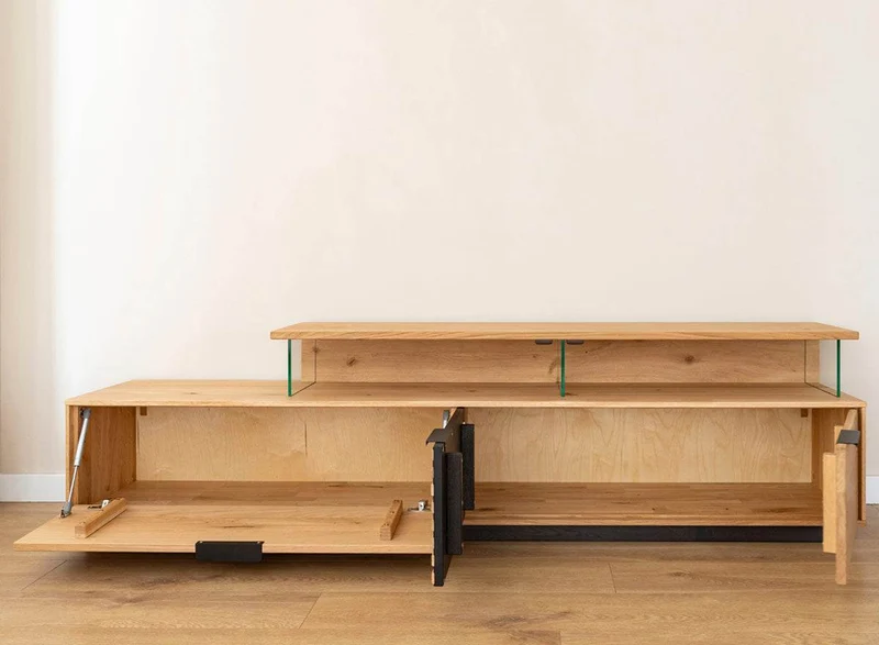 Beleuchtete Hängekommode aus massiver Eiche mit Lamellen | TV-Board Tirano II mit Schaukasten und grober Holzstruktur
