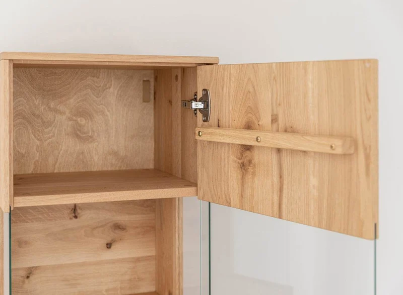 Beleuchtete Hängevitrine aus massiver Eiche mit Lamellen | Vitrine Tirano II mit Rückwand in grober Holzstruktur