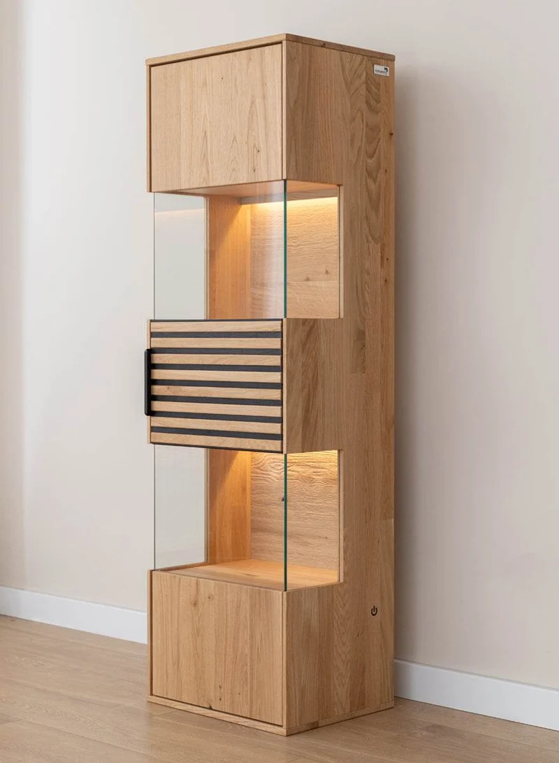 Beleuchtete Hängevitrine aus massiver Eiche mit Lamellen | Vitrine Tirano II mit Rückwand in grober Holzstruktur
