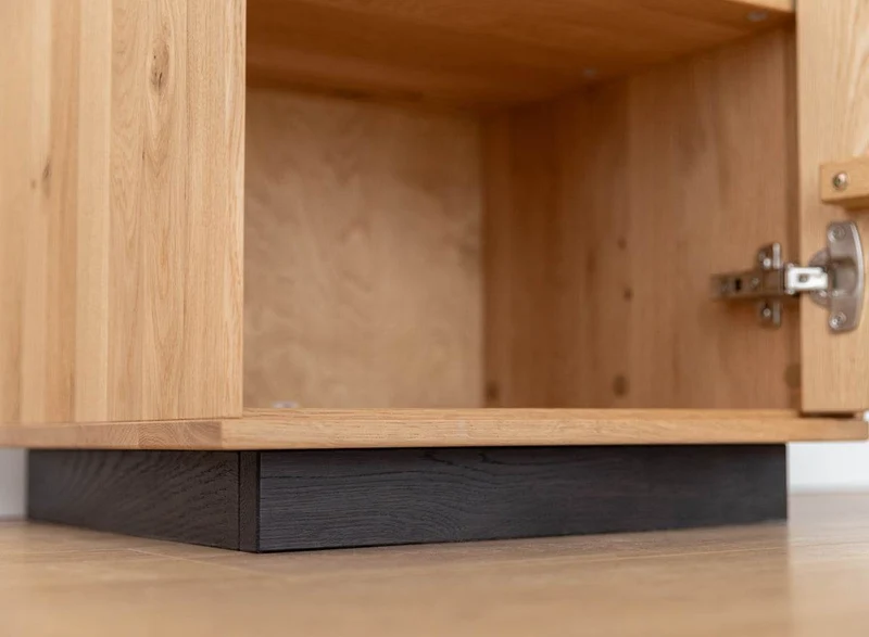 Beleuchtete Hängevitrine aus massiver Eiche mit Lamellen | Vitrine Tirano II mit Rückwand in grober Holzstruktur
