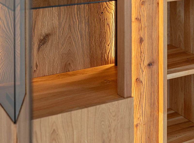 Beleuchtetes Sideboard Collodi aus massiver Wildeiche mit Rückwand in grober Holzstruktur