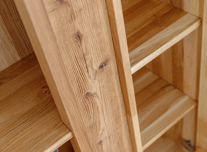 Beleuchtetes Sideboard Collodi aus massiver Wildeiche mit Rückwand in grober Holzstruktur