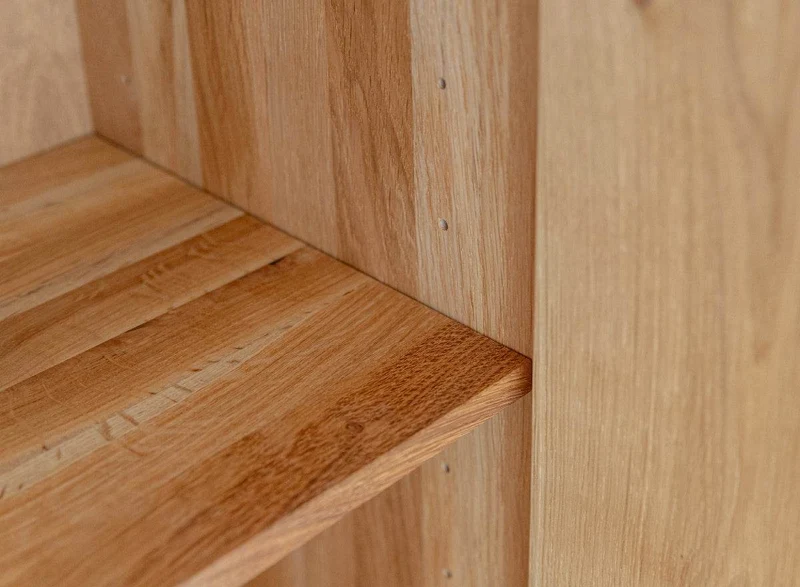 Beleuchtetes Sideboard Collodi aus massiver Wildeiche mit Rückwand in grober Holzstruktur