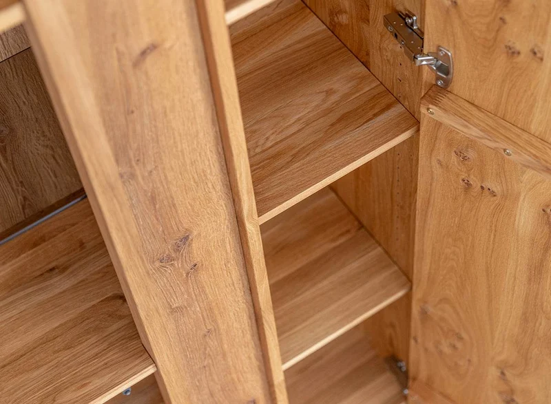 Beleuchteter Wohnzimmerschrank Collodi aus massiver Wildeiche mit Rückwand in grober Holzstruktur