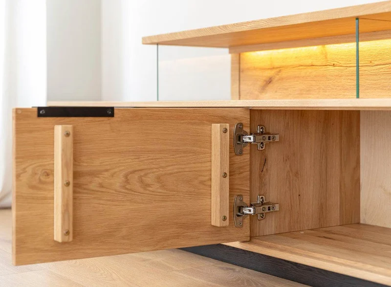 Beleuchtete Hängekommode aus massiver Eiche | TV-Board Tirano I mit Schaukasten und grober Holzstruktur
