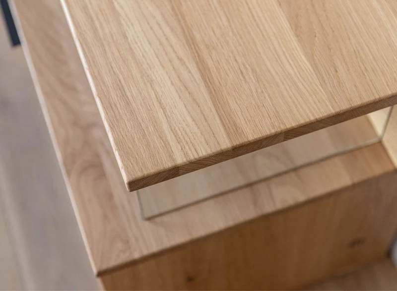 Beleuchtete Hängekommode aus massiver Eiche | TV-Board Tirano I mit Schaukasten und grober Holzstruktur