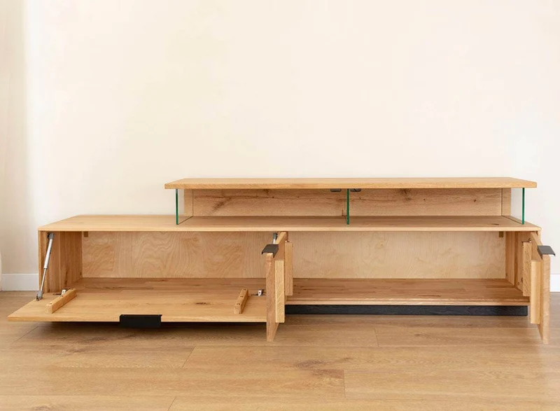 Beleuchtete Hängekommode aus massiver Eiche | TV-Board Tirano I mit Schaukasten und grober Holzstruktur