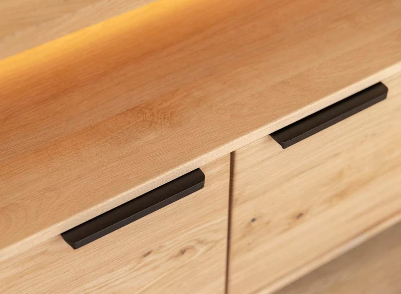 Beleuchtete Hängekommode aus massiver Eiche | TV-Board Tirano I mit Schaukasten und grober Holzstruktur