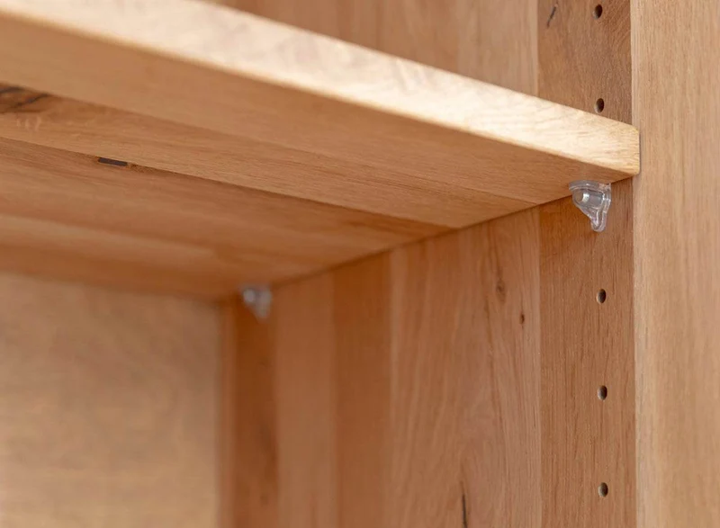 Beleuchtete Hängevitrine aus massiver Eiche | Vitrine Tirano I mit Rückwand in grober Holzstruktur