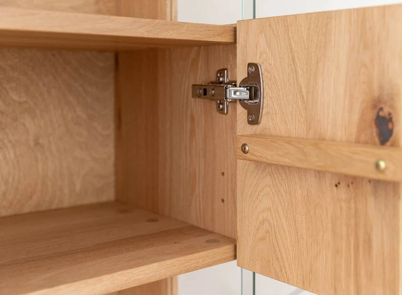 Beleuchtete Hängevitrine aus massiver Eiche | Vitrine Tirano I mit Rückwand in grober Holzstruktur
