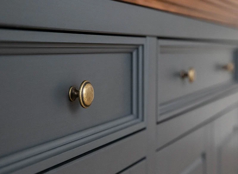 Große Kommode Belluno Elegante in Graphit | Sideboard mit drei Schubladen und Türen