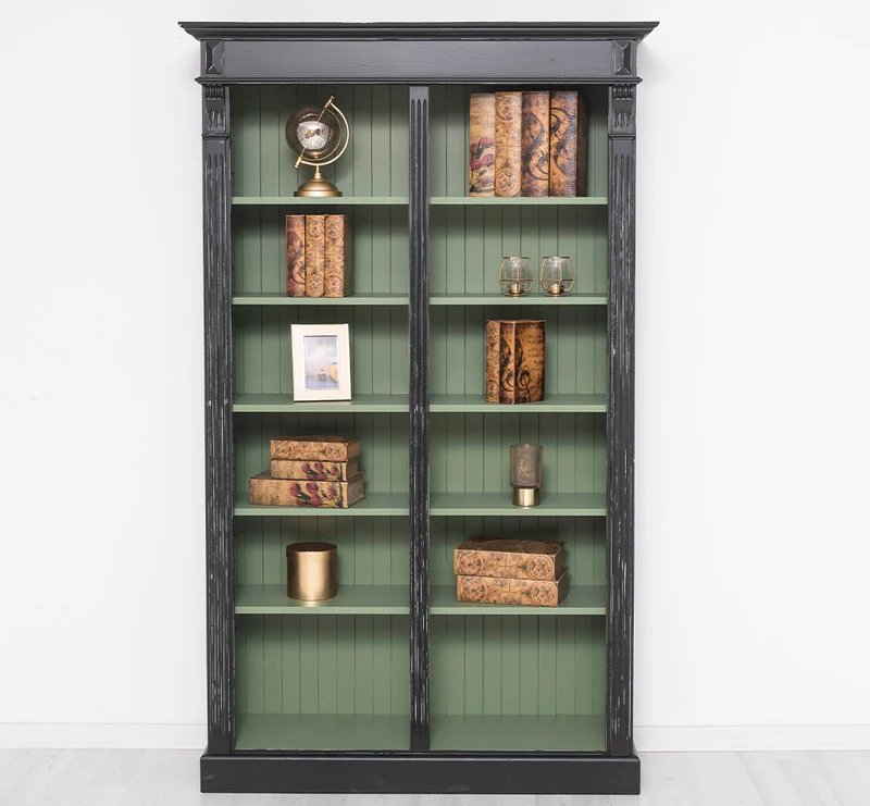 Regalwand aus Massivholz - Bücherregal mit Ornamenten