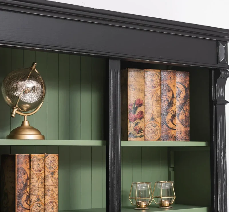 Regalwand aus Massivholz - Bücherregal mit Ornamenten