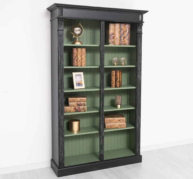 Regalwand aus Massivholz - Bücherregal mit Ornamenten
