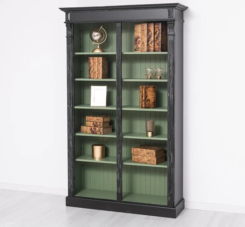 Regalwand aus Massivholz - Bücherregal mit Ornamenten