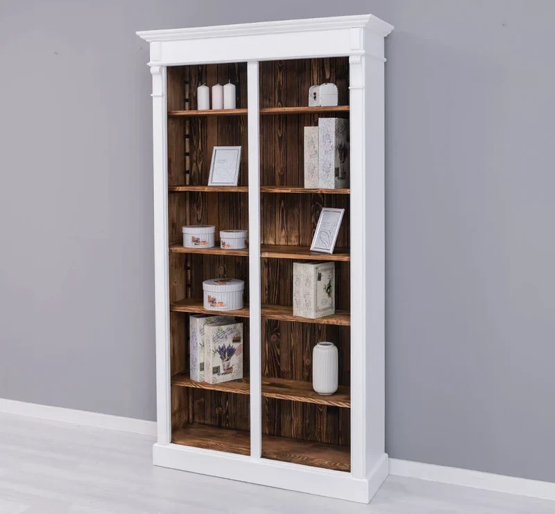 Regalwand aus Massivholz - Bücherregal mit Ornamenten