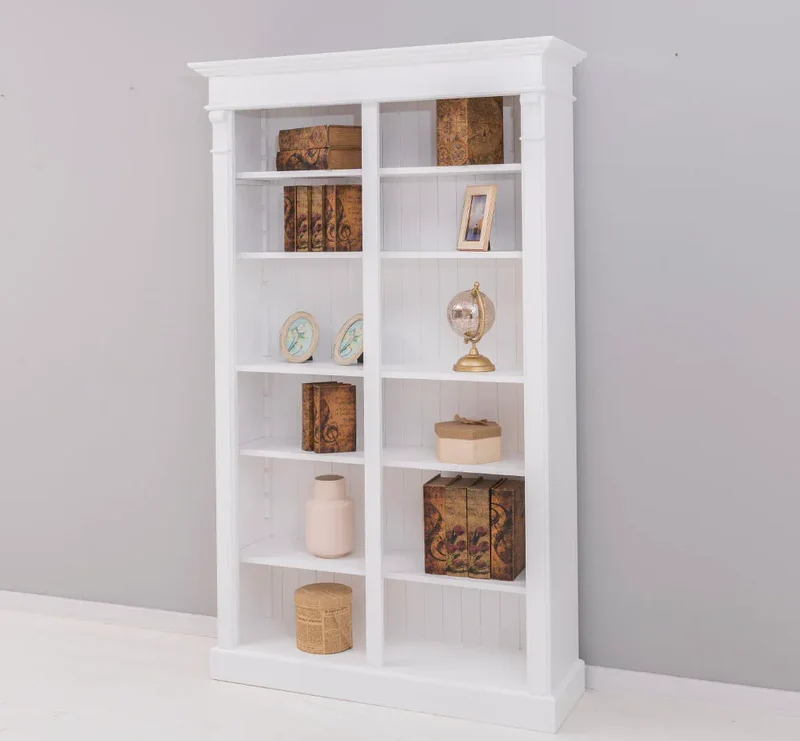 Regalwand aus Massivholz - Bücherregal mit Ornamenten