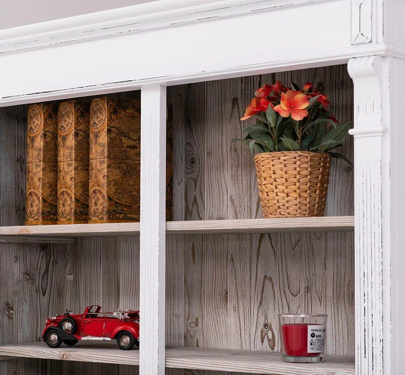 Regalwand aus Massivholz - Bücherregal mit Ornamenten
