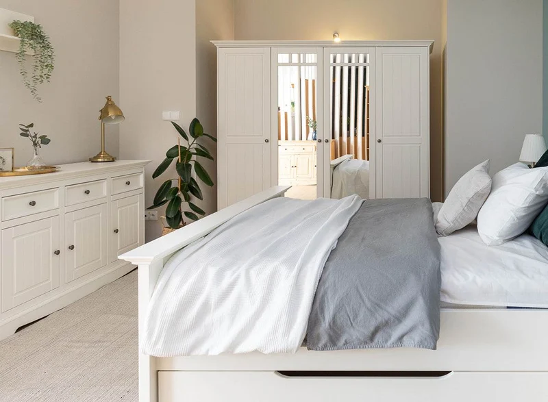 Kommode Belluno Elegante in Weiß | Sideboard mit drei Schubladen und Türen