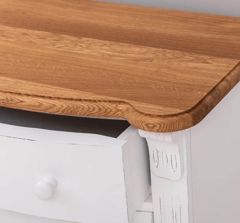 Geschwungene Kommode aus Massivholz im Landhausstil
