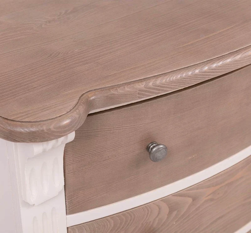 Geschwungene Kommode aus Massivholz im Landhausstil