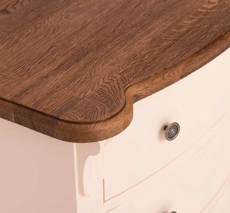 Geschwungene Kommode aus Massivholz im Landhausstil