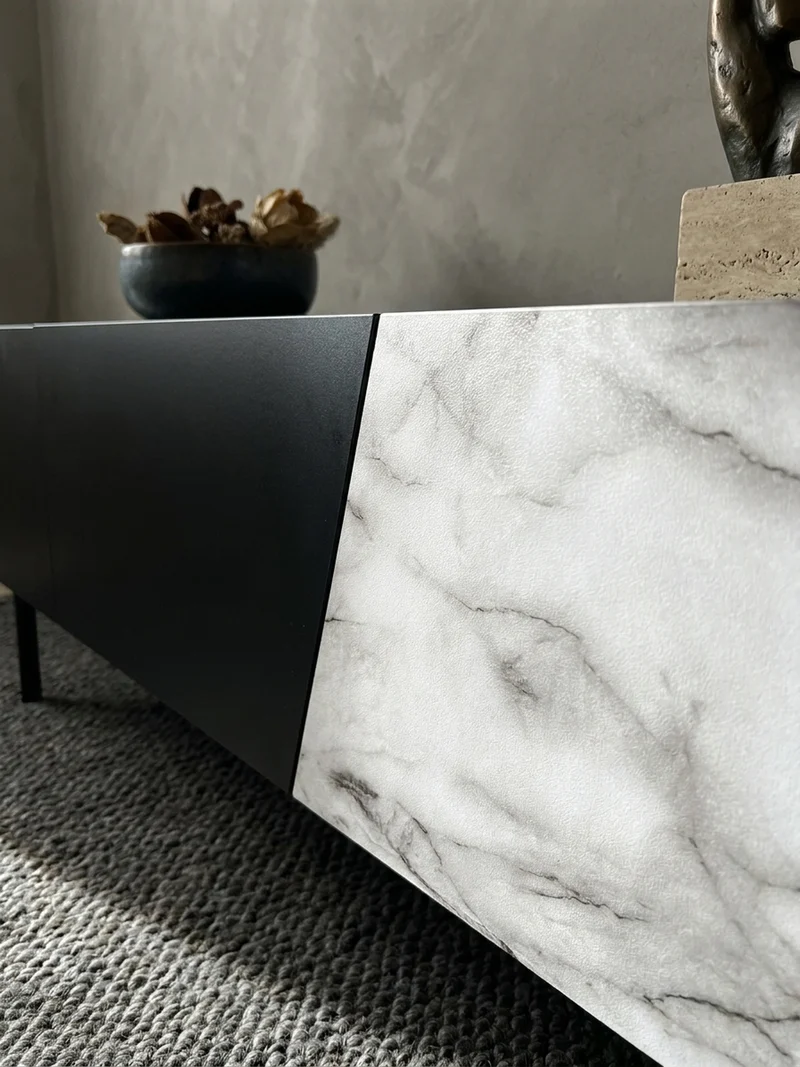 TV-Lowboard mit Marmor/Eiche-Dekor, Türen und Schublade, modern