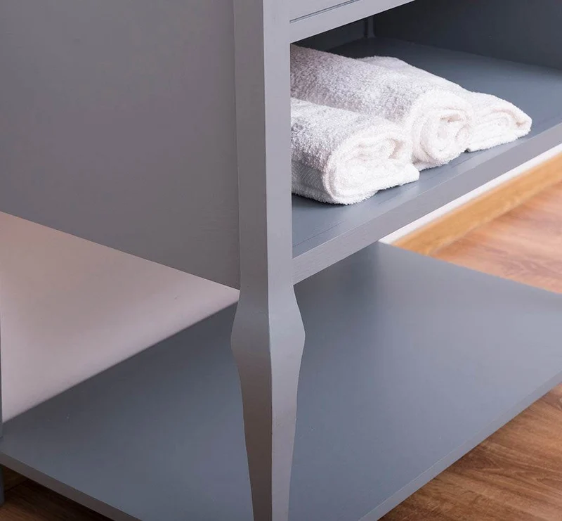 Waschbeckenunterschrank aus Massivholz mit geschwungenen Beinen