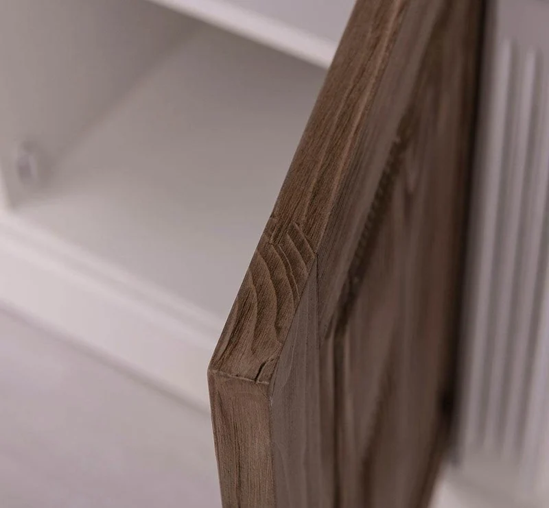 Waschbeckenunterschrank aus Massivholz mit drei Schubladen