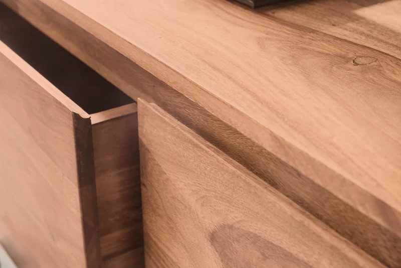 TV-Lowboard Massivholz, 4 Füße, viel Stauraum