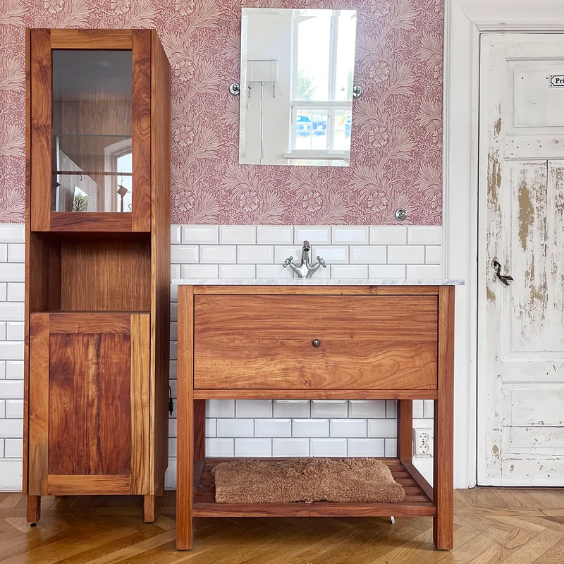 Kommode Adele aus Teakholz mit Marmorplatte