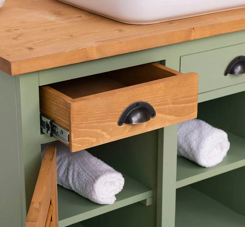 Waschbeckenunterschrank aus Massivholz mit Lamellentüren