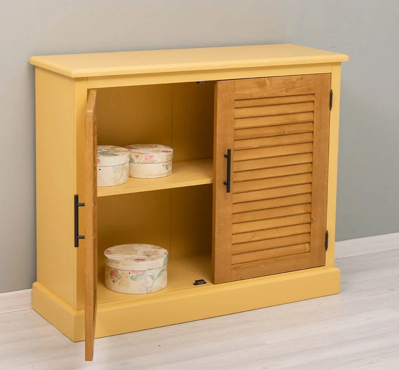 Kommode aus Massivholz mit Lamellentüren