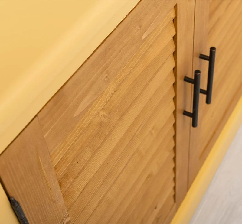 Kommode aus Massivholz mit Lamellentüren