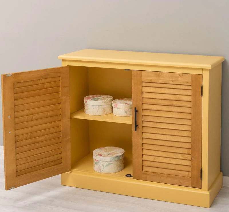Kommode aus Massivholz mit Lamellentüren