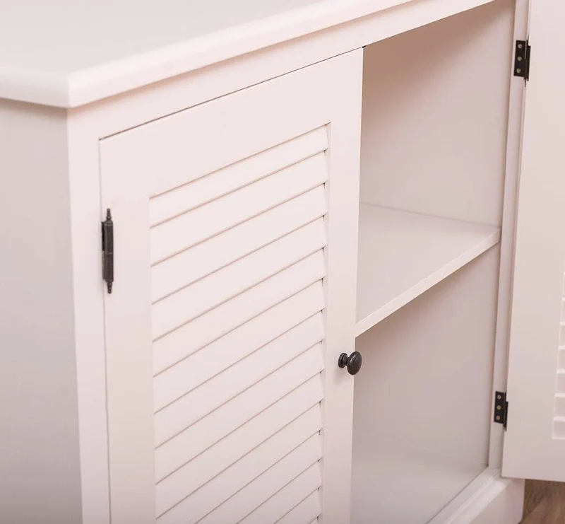 Kommode aus Massivholz mit Lamellentüren