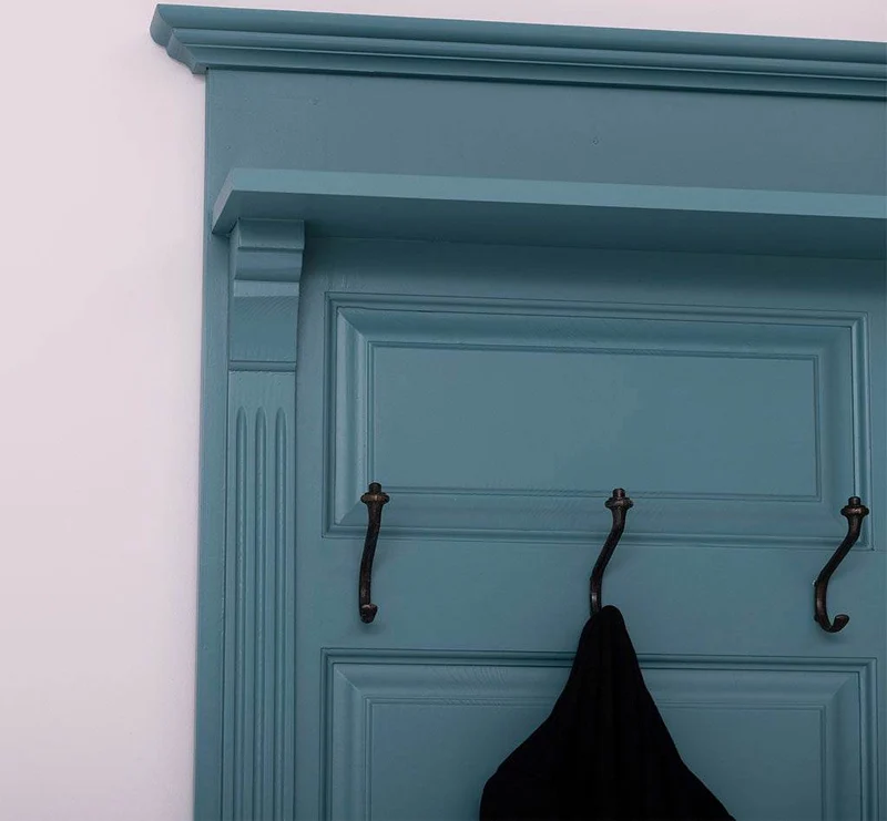 Garderobe aus Massivholz mit 6 Haken und 2 Staufächern unifarben