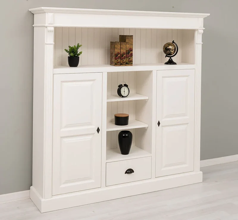 Highboard aus Massivholz im Landhausstil mit Ornamenten