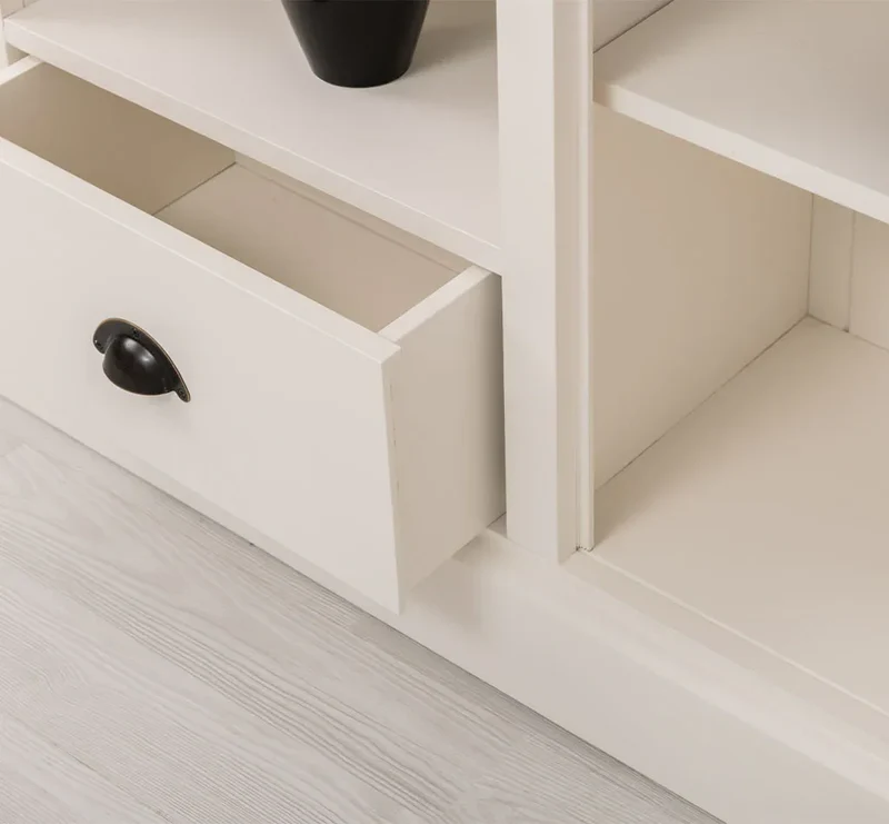 Highboard aus Massivholz im Landhausstil mit Ornamenten
