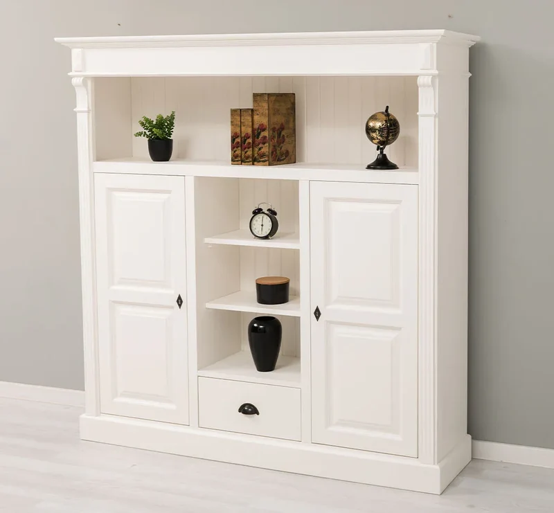 Highboard aus Massivholz im Landhausstil mit Ornamenten