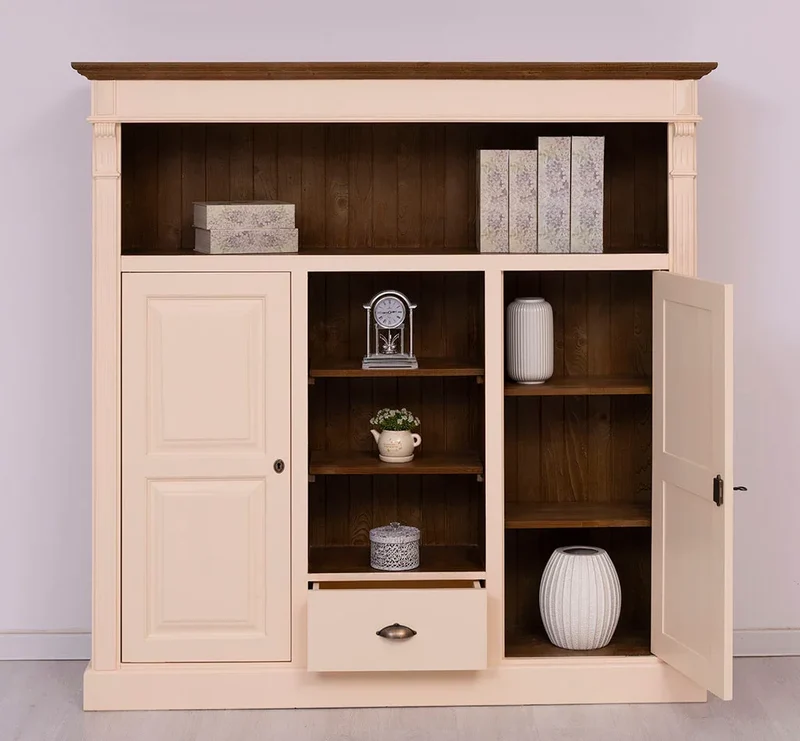 Highboard aus Massivholz im Landhausstil mit Ornamenten