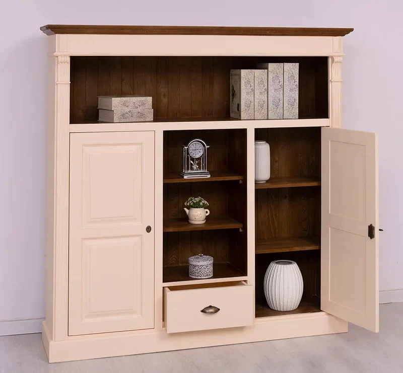 Highboard aus Massivholz im Landhausstil mit Ornamenten