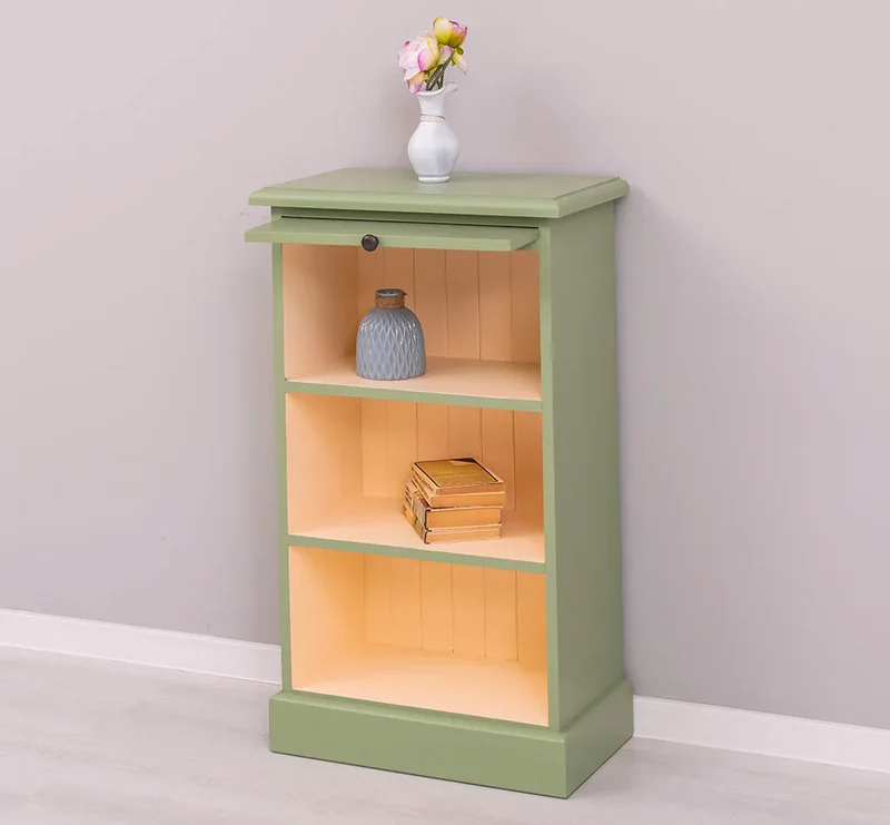 Kleines Bücherregal mit ausziehbarer Ablage